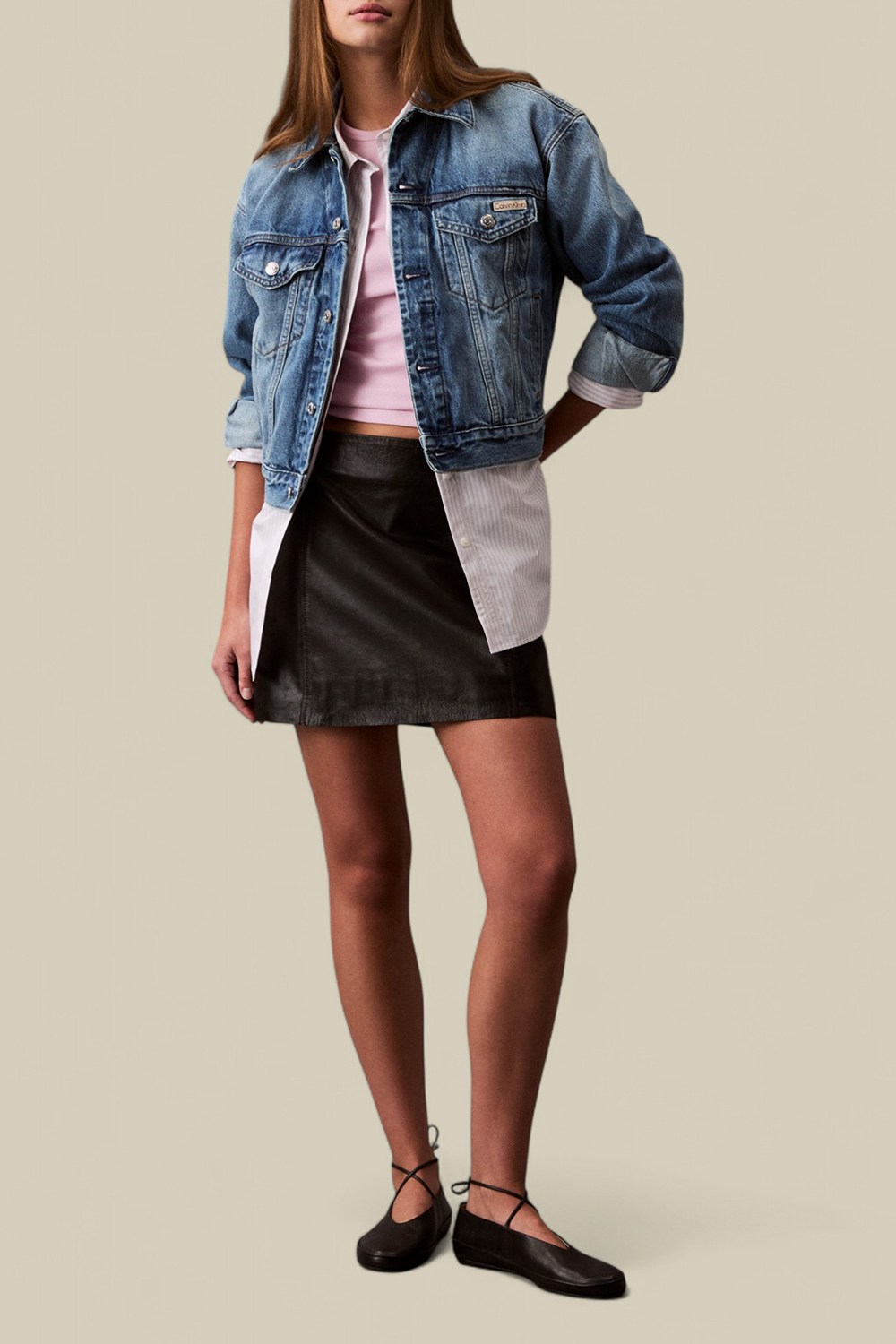 תמונת כל הלוק של ז'קט ג'ינס טראקר 90 גולד דאסט